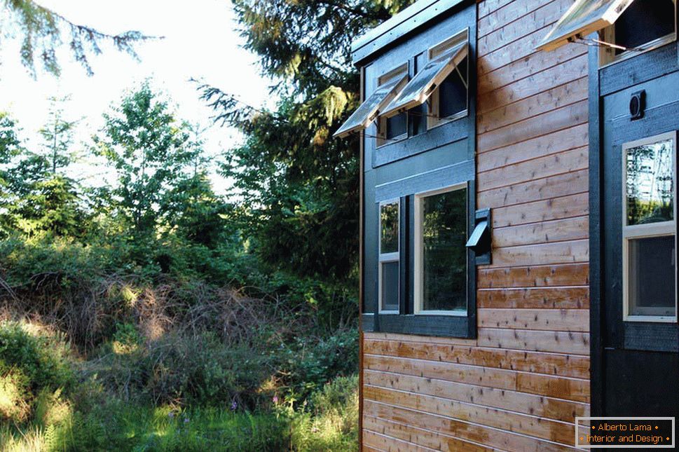 Fachada de madera de una casa pequeña