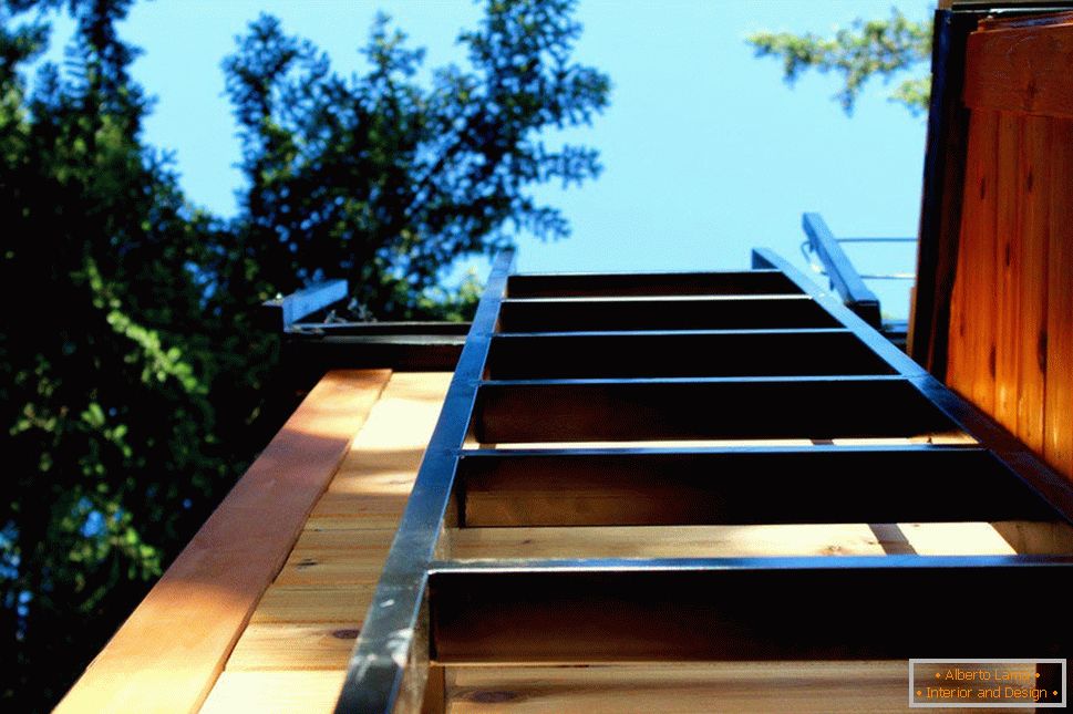 La escalera en la fachada de una casa pequeña