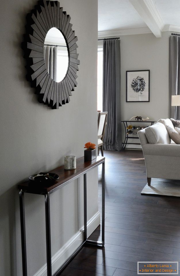 Interior de un pequeño apartamento: un espejo redondo en el pasillo