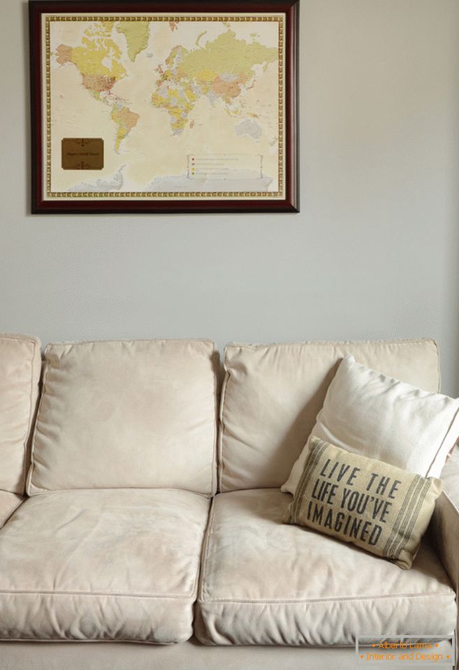 Interior de un pequeño apartamento: un sofá en la oficina