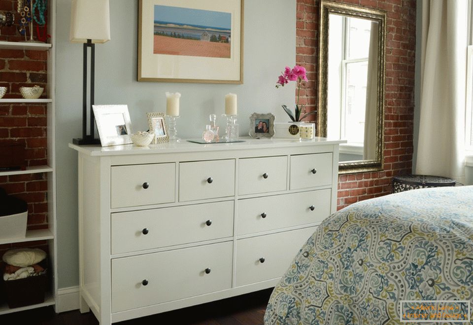 Interior de un pequeño apartamento: una cómoda en el dormitorio