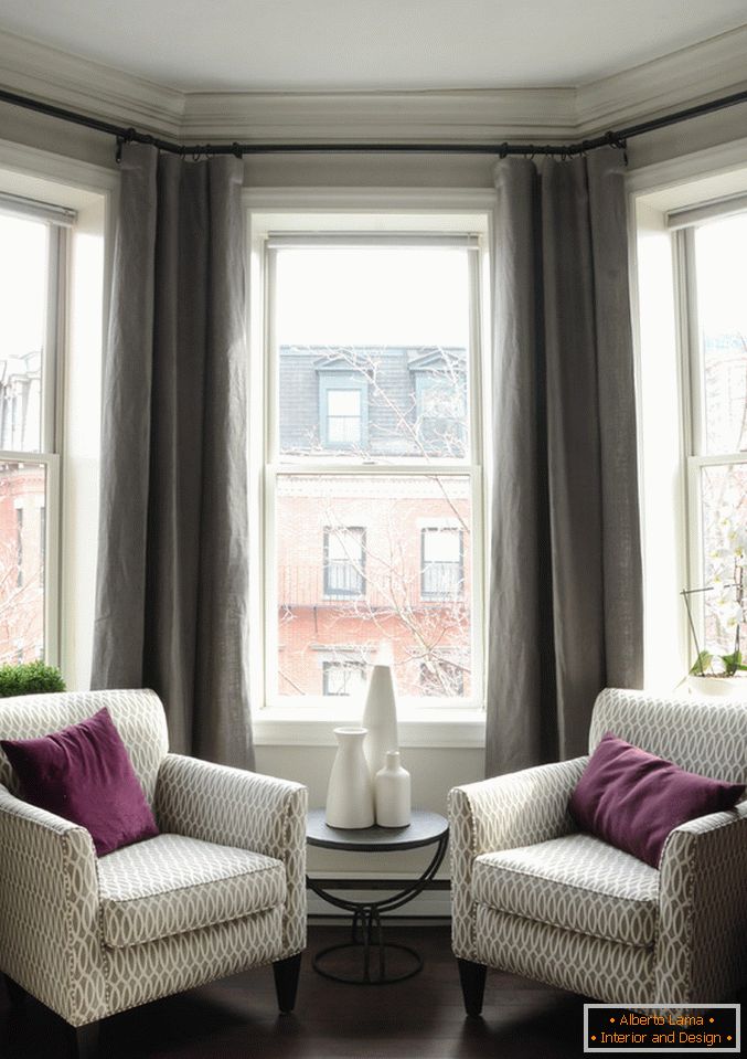 Interior de un pequeño apartamento: área de estar en la ventana