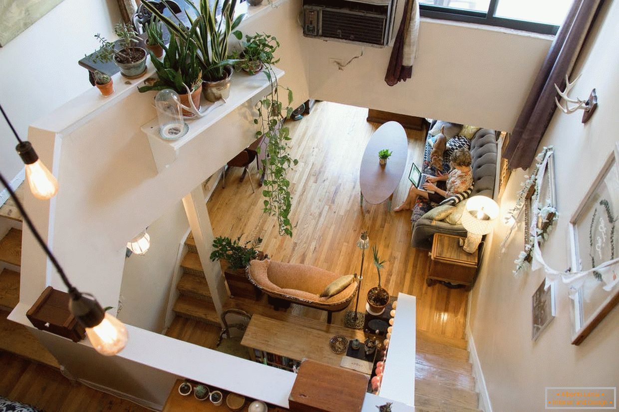 Interior de un pequeño apartamento con un diseño abierto