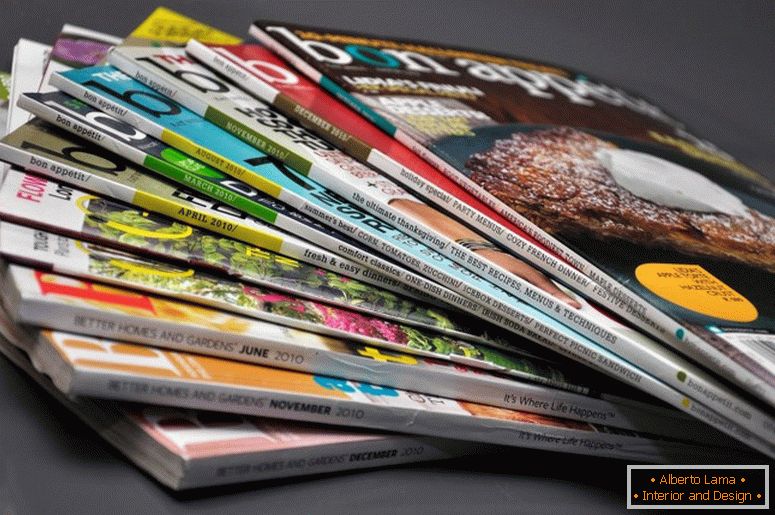 Una pila de coloridas revistas