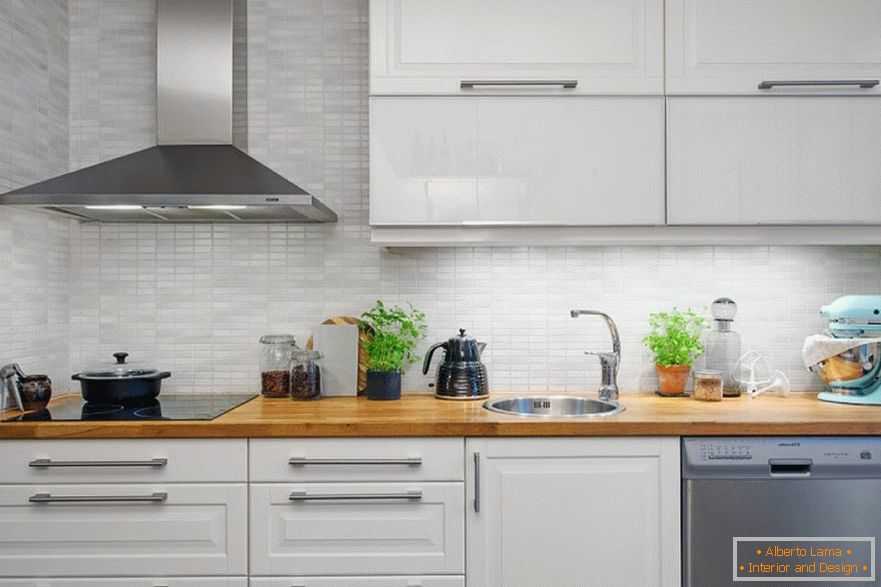 Muebles brillantes en el interior de una pequeña cocina