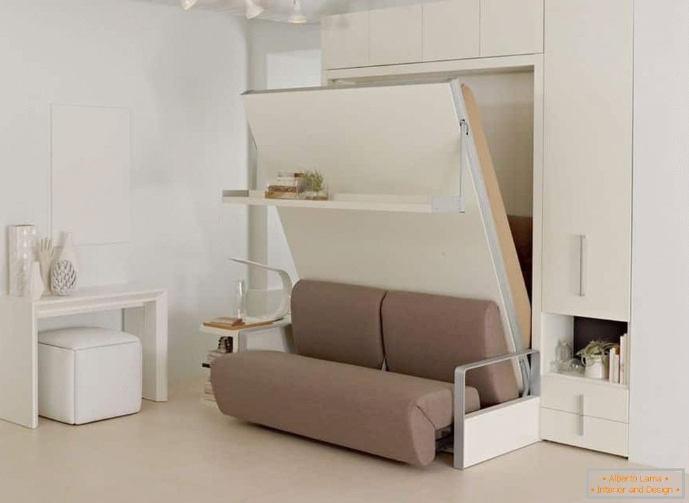 Transformación de sofá cama en un armario en un pequeño apartamento