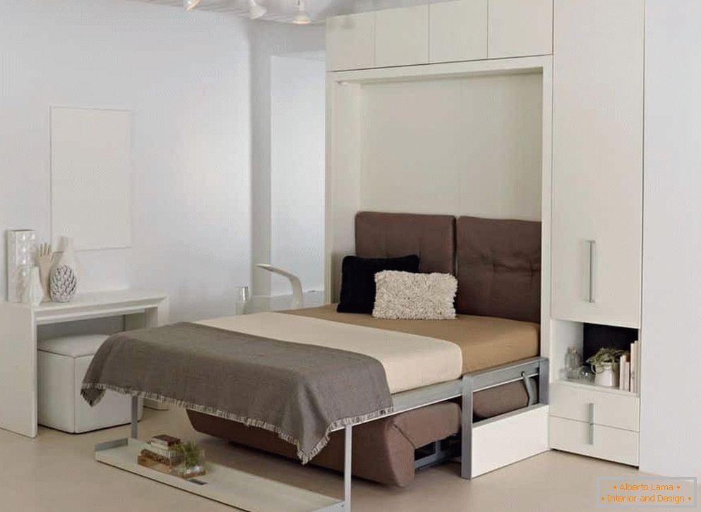 Transformador de sofá cama en un armario blanco en una habitación no grande