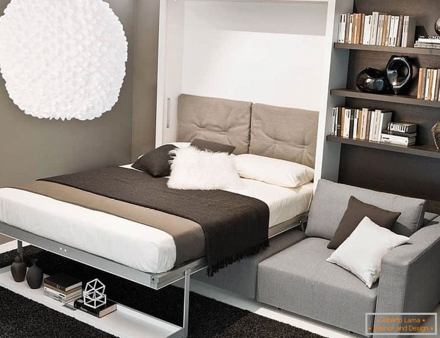 Una cama escondida en un armario sobre un sofá en una habitación pequeña