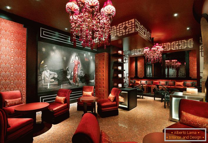 La sala de estar china es un predominio de color terracota, linternas, ébano.