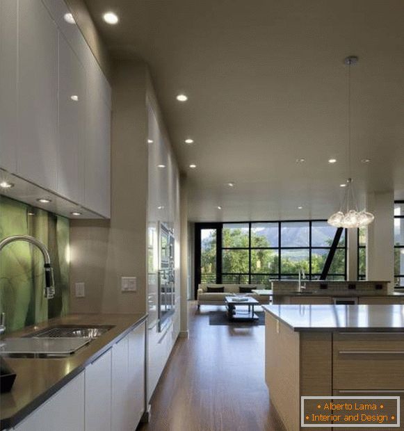 Diseño de cocina en una casa en estilo de alta tecnología