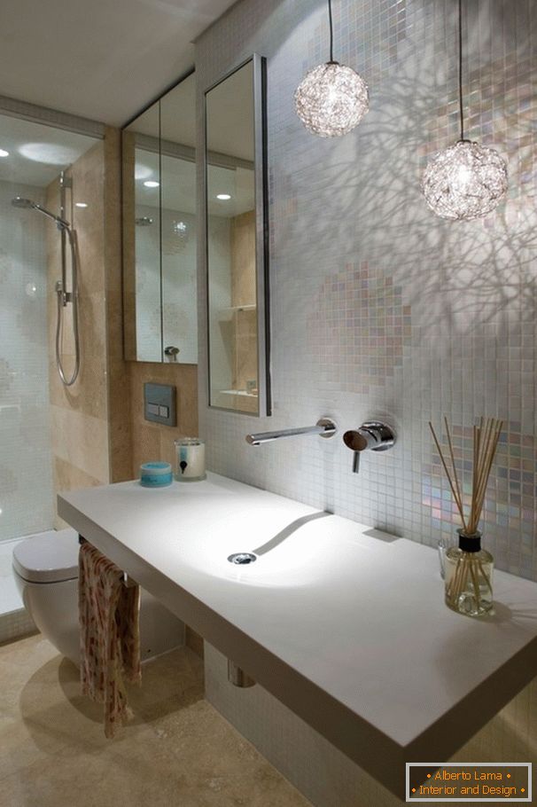 Interior de un baño moderno con estilo