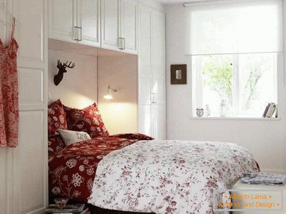 Dormitorio en blanco con detalles en rojo