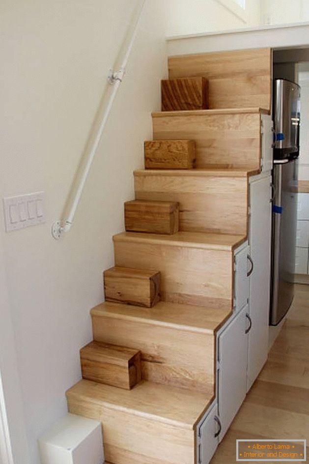 Escalera de madera al segundo nivel
