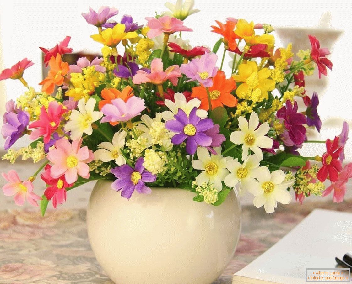 Diseño simple de un jarrón con flores artificiales