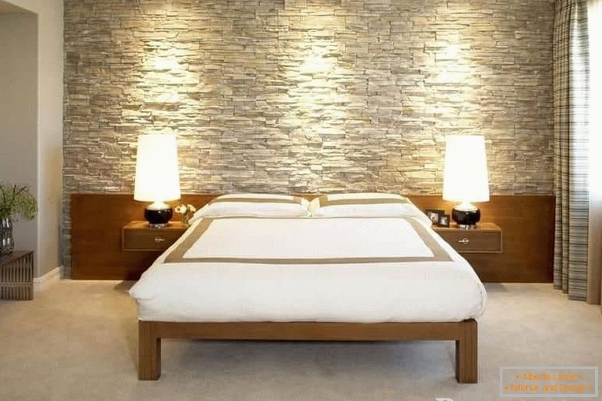 Muro de piedra en un dormitorio de estilo escandinavo
