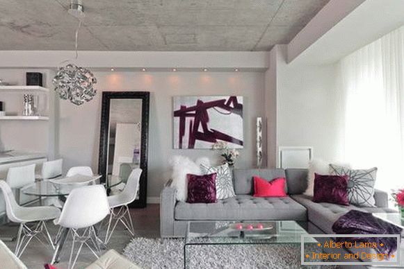 Color de pared gris en el interior del apartamento en el estilo loft