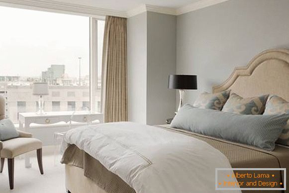 La combinación de gris y beige en el interior del dormitorio
