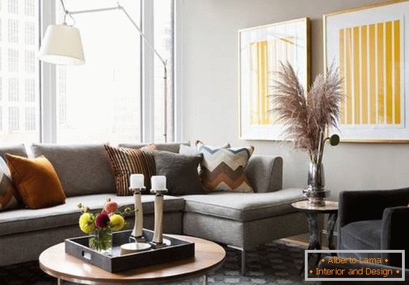 Sofá y alfombra gris en combinación con otros colores en el interior