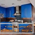 Un tono azul brillante en el interior de la cocina