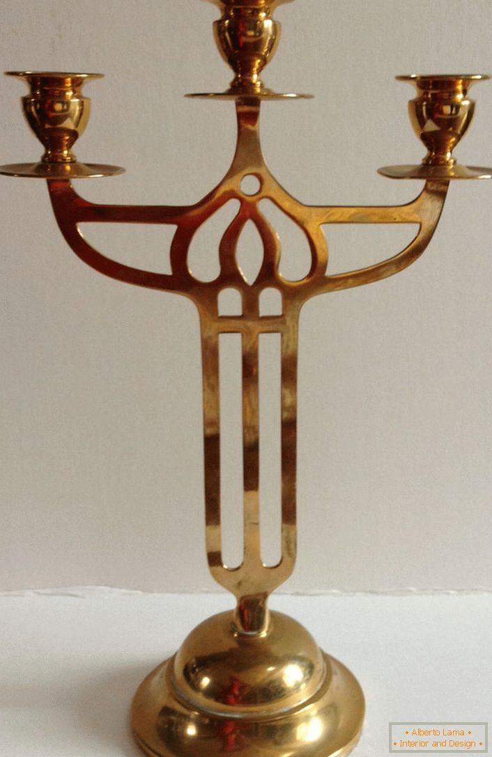 El diseño inusual de un candelabro hecho de cobre.
