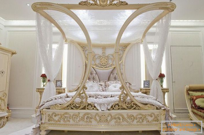 Una cama de lujo con dosel se convierte en la culminación de un proyecto de diseño para una habitación de estilo Art Nouveau.