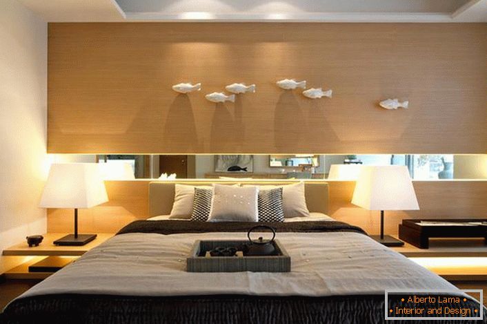De acuerdo con el estilo de Art Nouveau para el dormitorio fue seleccionado muebles lacónicos de madera clara. El diseño modesto de la habitación no hace que el interior sea barato y poco atractivo. 