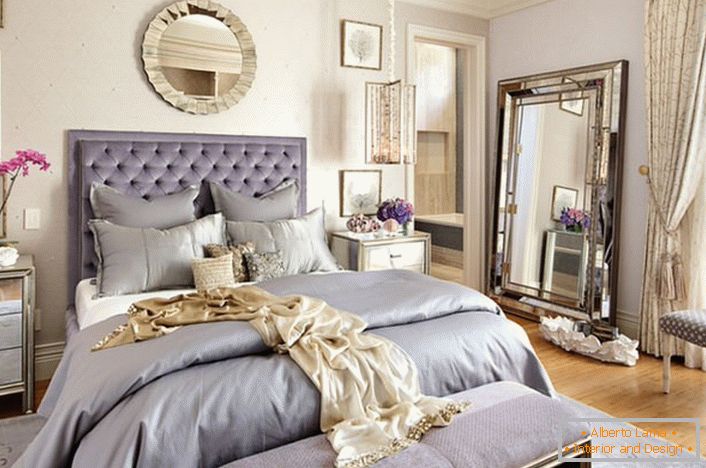 El diseño elegante de la habitación pomposo en el estilo Art Nouveau. Aunque este alcance no es exclusivo del estilo, el interior se ve elegante y efectivo. 