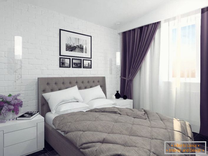 Una decisión de diseño interesante es una pared en la cabecera de la cama, simulando ladrillos.