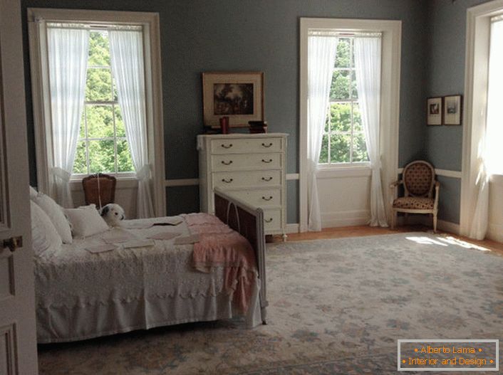 Dormitorio en el estilo Art Nouveau con aperturas de ventanas bien organizadas. Las cortinas de luz y aire permiten que la luz del sol entre a la habitación.