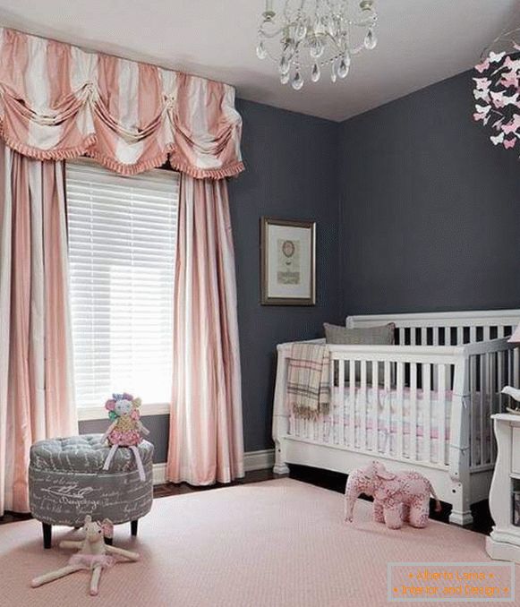 Combinación de cortinas rosas con papel tapiz gris para paredes
