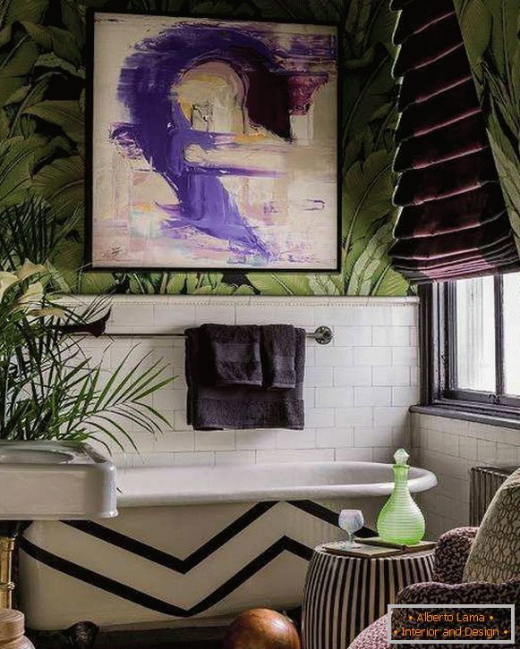 Una combinación de papel tapiz verde para paredes y cortinas moradas