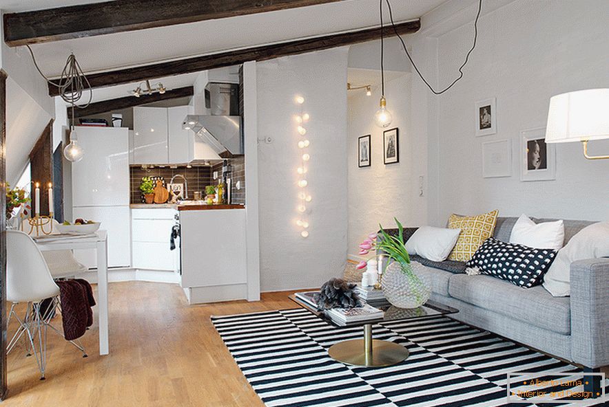 Cocina y sala de estar en un acogedor ático en una ciudad sueca