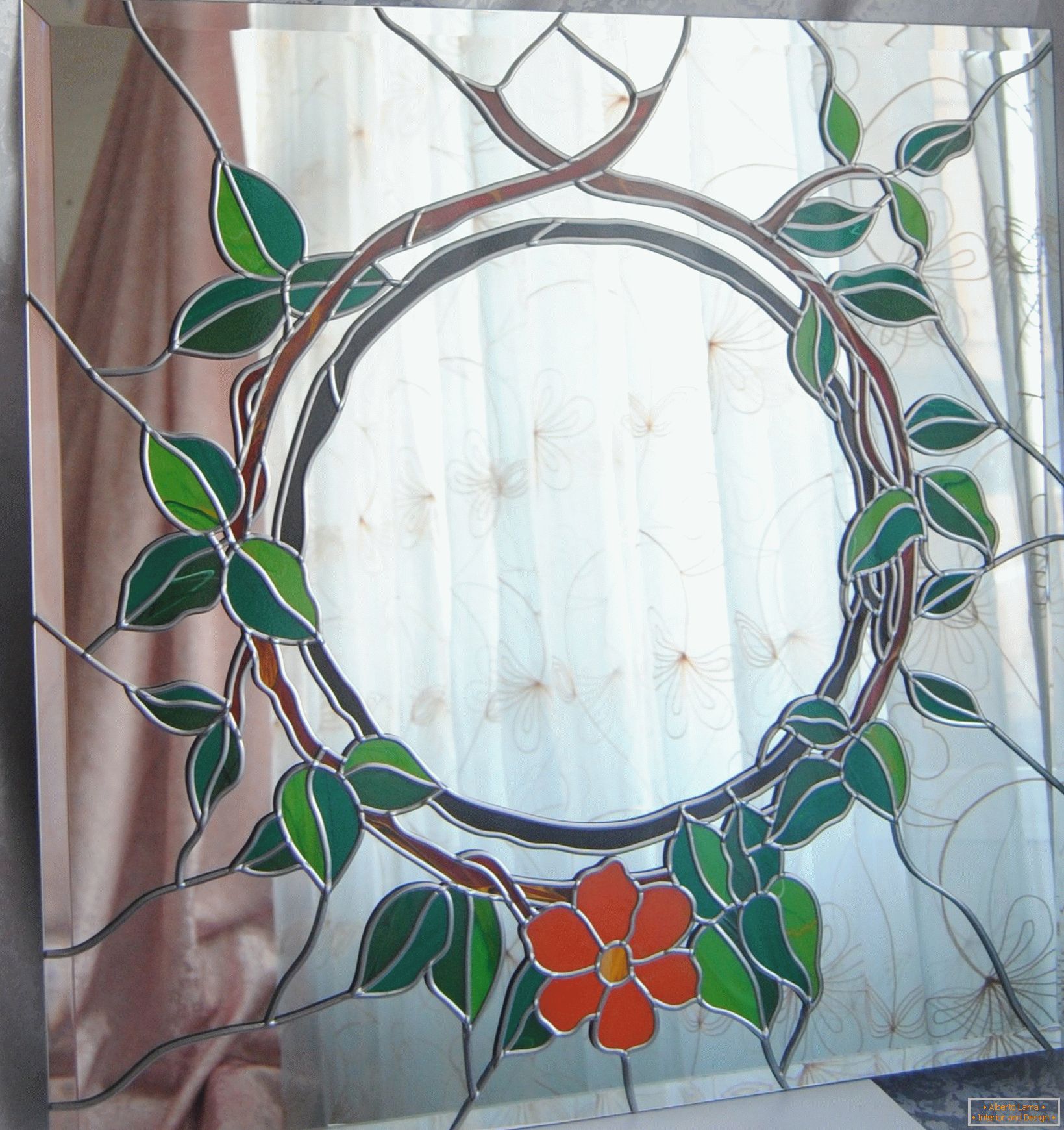 Flor y hojas sobre vidrio