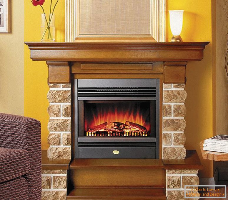 Una elegante chimenea de gas hecha de ladrillos con simulación de fuego. También son interesantes los elementos de madera que pueden usarse como estantes. 