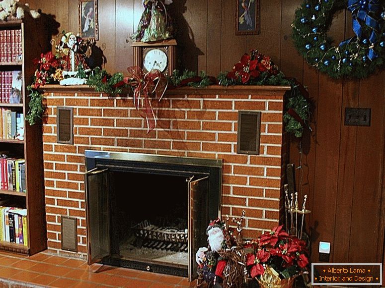 Chimenea hecha de ladrillos en una casa en el sur de Holanda en vísperas de Navidad.