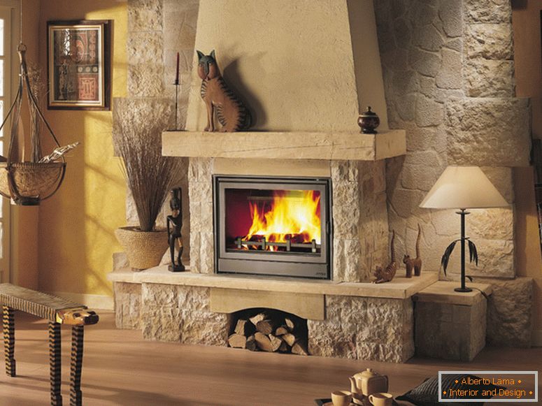 Una elegante chimenea en un acabado de ladrillo bruto se ve perfecto en la sala de estar de estilo rural.