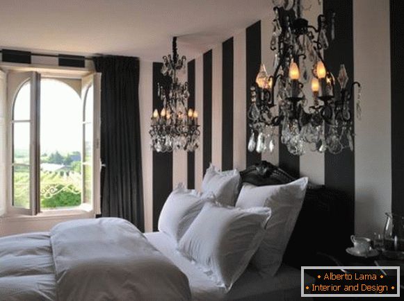 Dormitorio blanco y negro con dos lámparas de araña