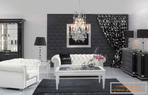 Habitación en blanco y negro con una lámpara de cristal