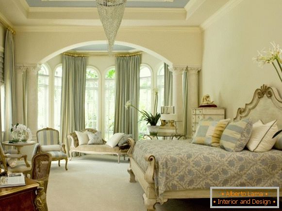 Ventanas con arcos altos: una foto de un dormitorio en estilo clásico
