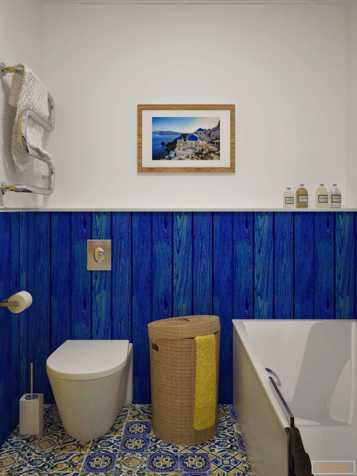 Interior de un baño pequeño combinado con un inodoro