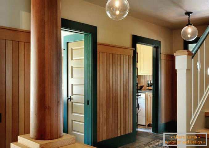 Interior acogedor - el diseño del pasillo en una casa privada