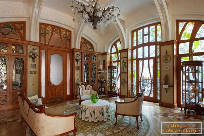La sala de estar en la casa grande de la familia española está decorada en un estilo moderno. Una acogedora sala para reuniones nocturnas con amigos o familiares.
