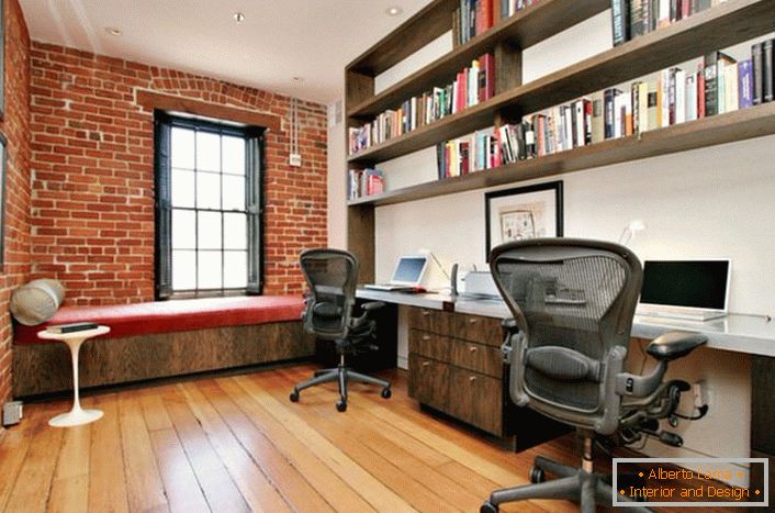 El gabinete de una pequeña empresa está hecho de acuerdo con el estilo loft. Muchos estantes permiten colocar una gran cantidad de literatura práctica y documentación.