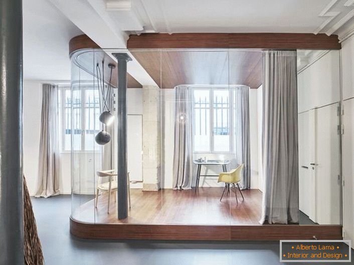 La oficina está en un espacioso apartamento tipo estudio. Style loft le permite seleccionar orgánicamente el área de trabajo.