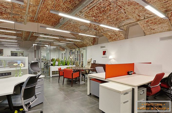 Disposición en el estilo de la oficina de loft de una gran empresa, como un ejemplo exitoso de cumplimiento del concepto de estilo.