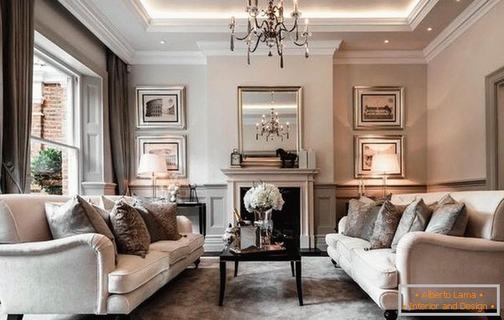 Lujosa sala de estar en estilo Art Nouveau. La riqueza de la decoración se ve reforzada por los muebles de salón y una chimenea de mármol.