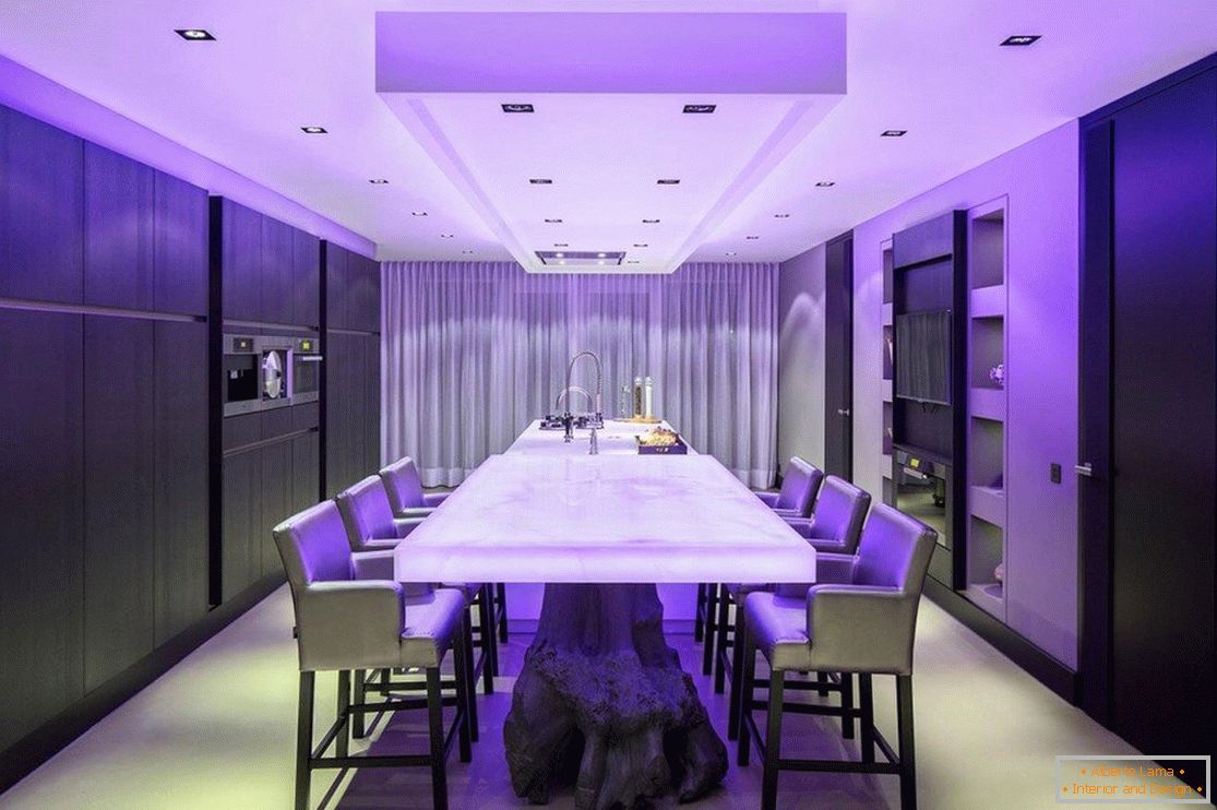 Luz violeta en la cocina