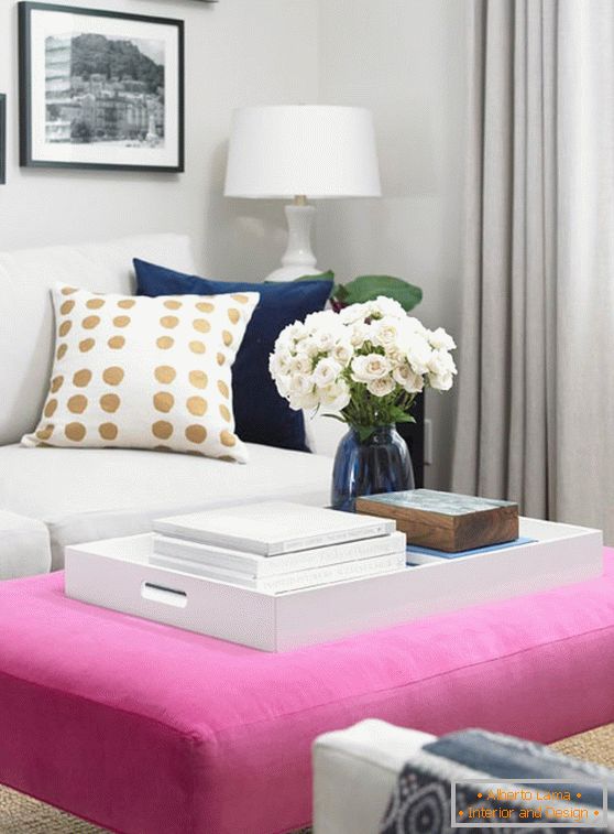 Mesa de centro femenina con tapicería en color rosa