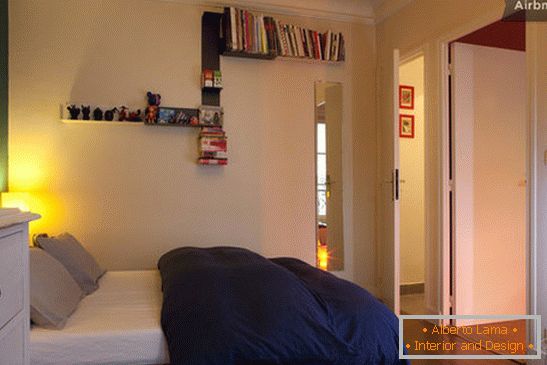 Dormitorio en un apartamento pequeño