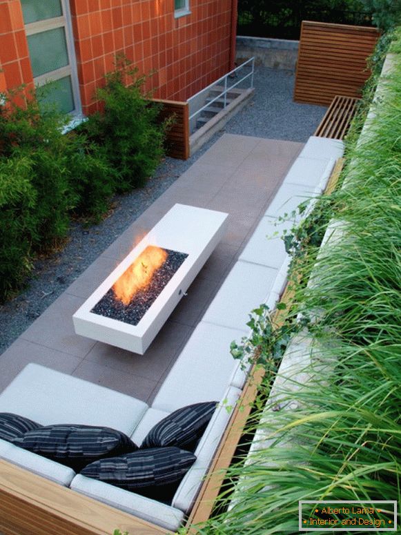 Diseño de un patio estrecho con chimenea